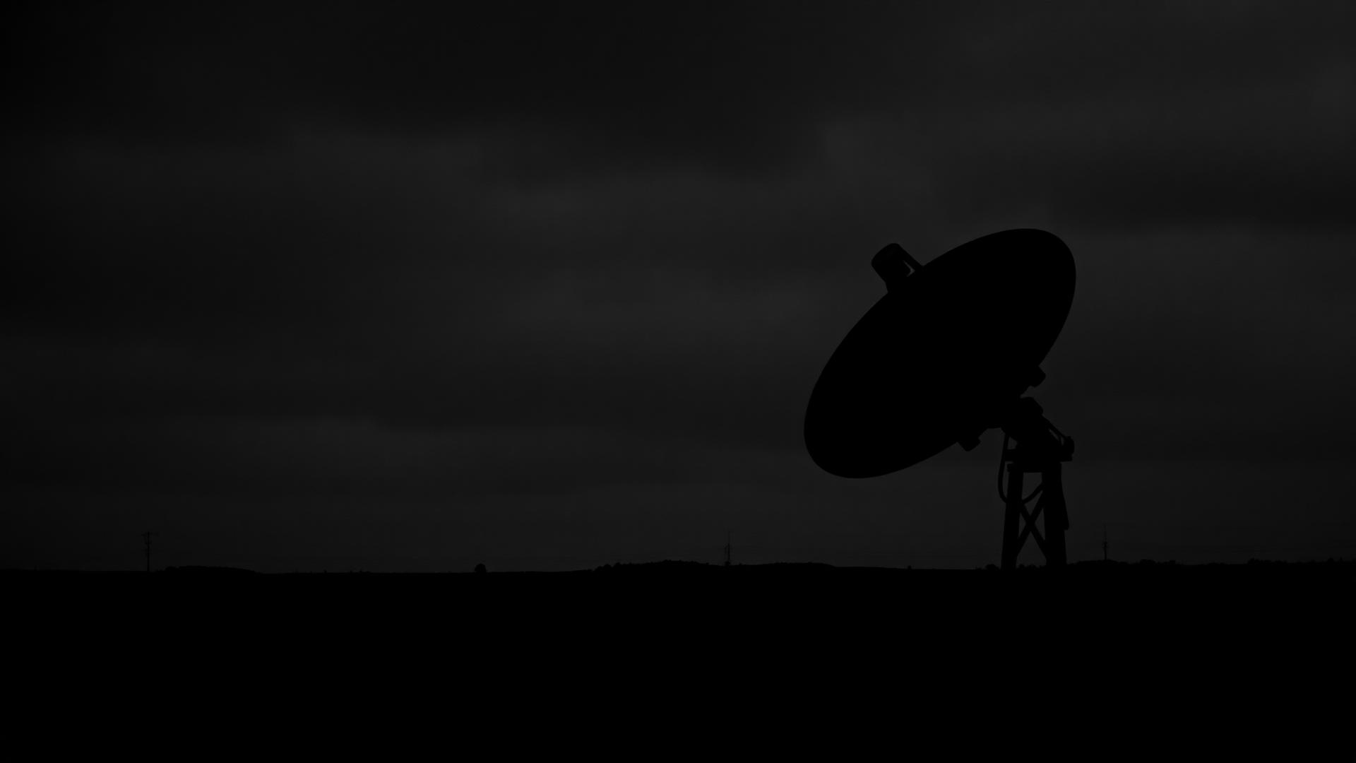 Antena parabólica ao entardecer em preto e branco